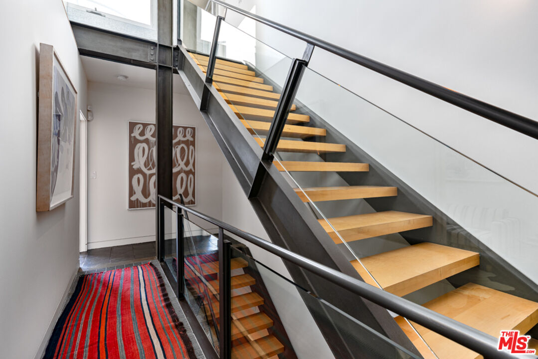 25 Brooks Avenue, Unit 3 Venice, CA 90291 - Photo 23 of 34 a view of entryway