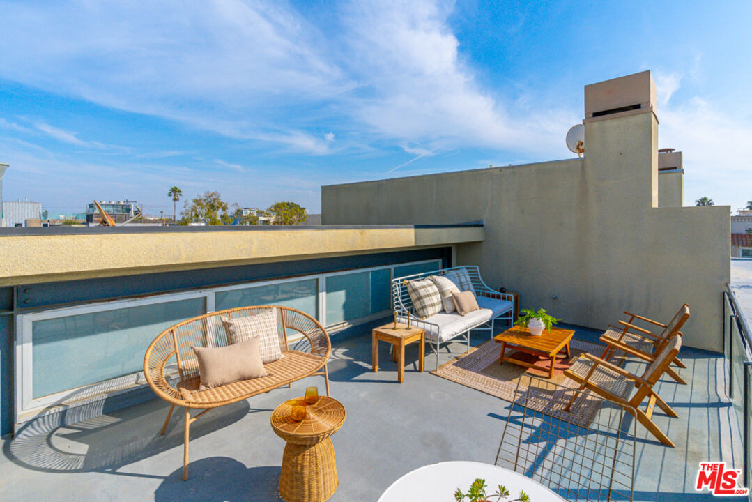 25 Brooks Avenue, Unit 3 Venice, CA 90291 - Photo 24 of 34 a outdoor space with furniture