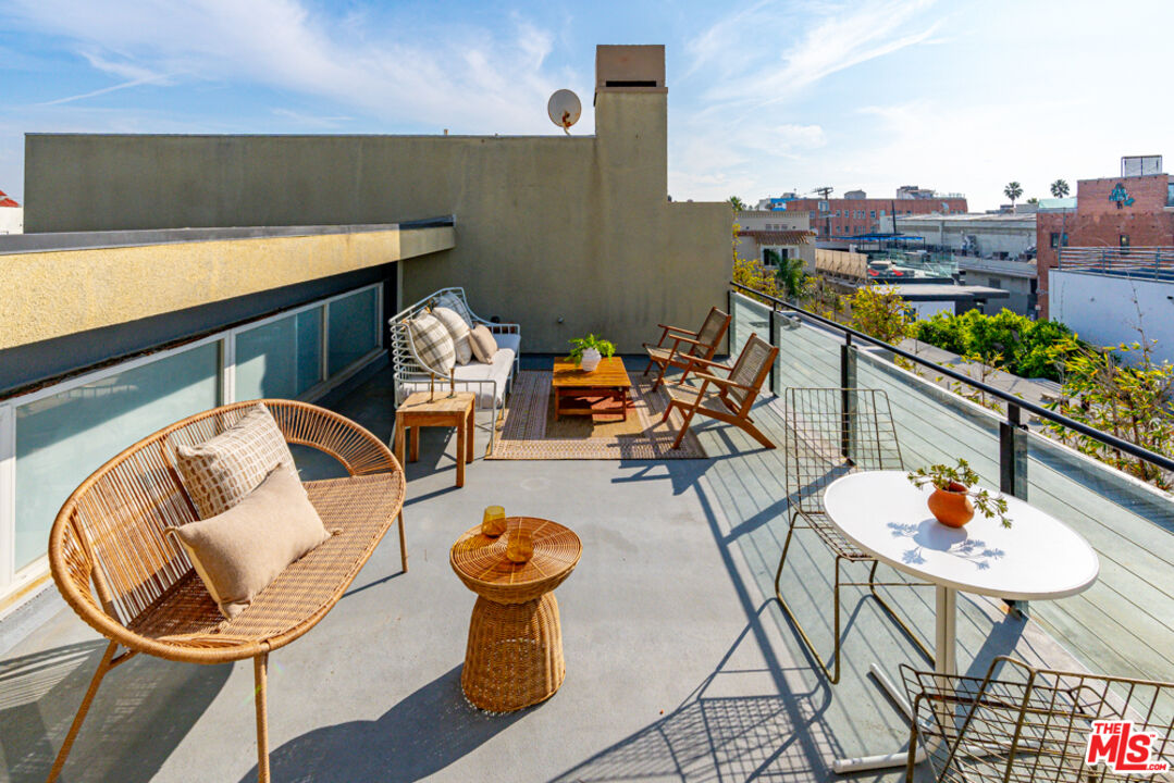 25 Brooks Avenue, Unit 3 Venice, CA 90291 - Photo 25 of 34 a view of a dining room with furniture