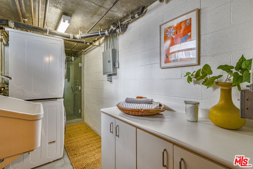 25 Brooks Avenue, Unit 3 Venice, CA 90291 - Photo 29 of 34 a kitchen with a refrigerator and a stove