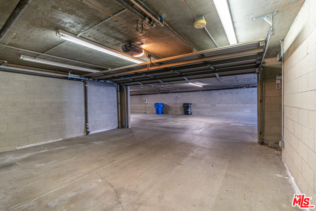 25 Brooks Avenue, Unit 3 Venice, CA 90291 - Photo 31 of 34 a view of parking garage