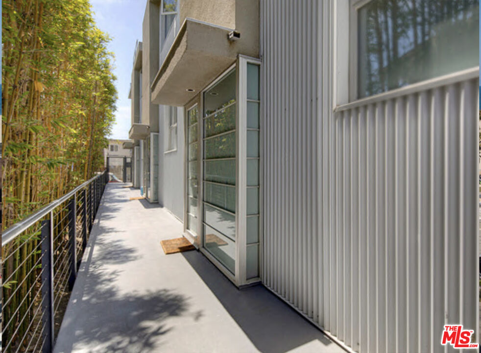 25 Brooks Avenue, Unit 3 Venice, CA 90291 - Photo 32 of 34 a view of a pathway of a house