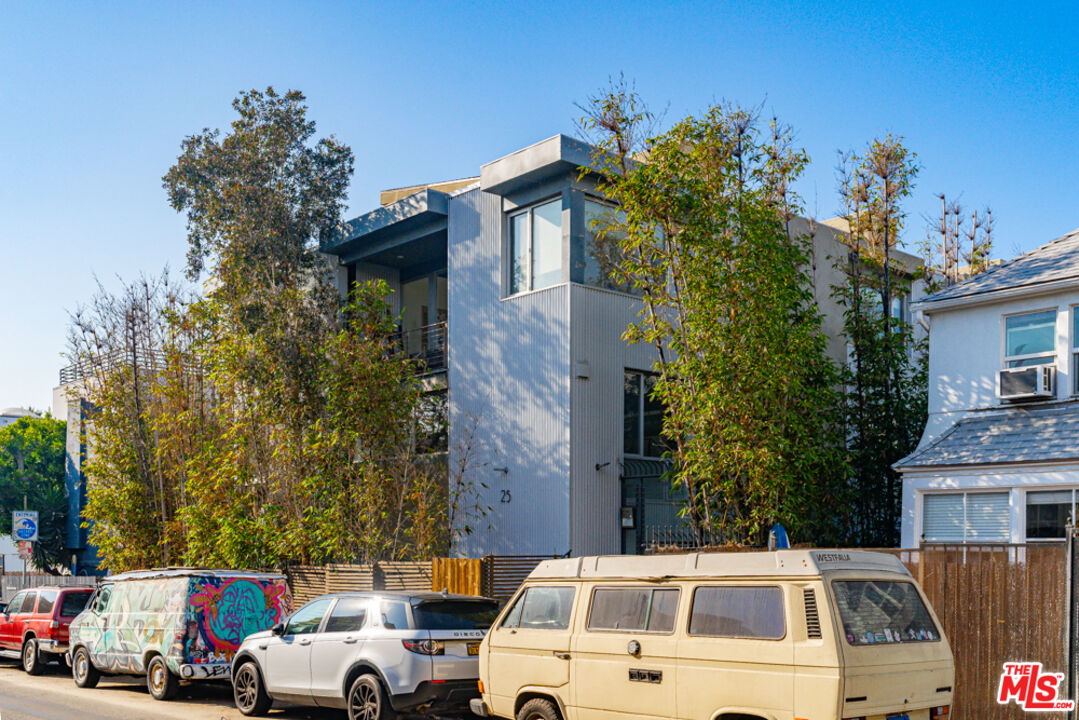 25 Brooks Avenue, Unit 3 Venice, CA 90291 - Photo 34 of 34 a view of cars parked in front of a building