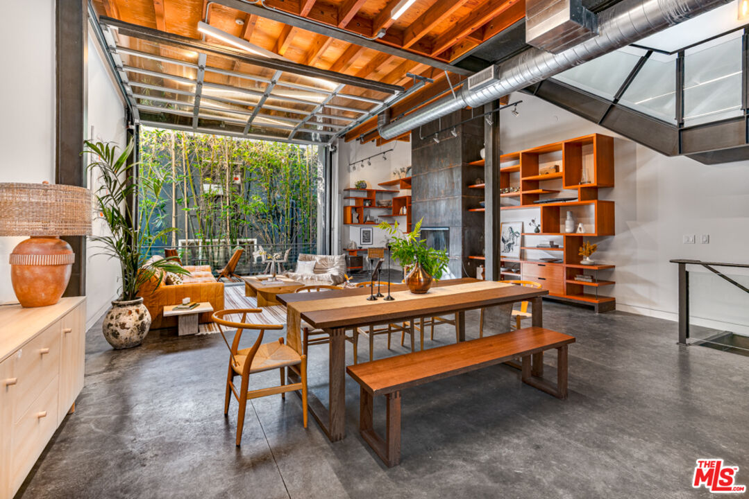 25 Brooks Avenue, Unit 3 Venice, CA 90291 - Photo 4 of 34 a outdoor space with patio furniture