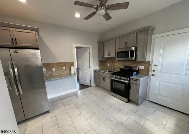 $1,800 | 273 16th Avenue, Unit 3R, Newark, NJ 07103