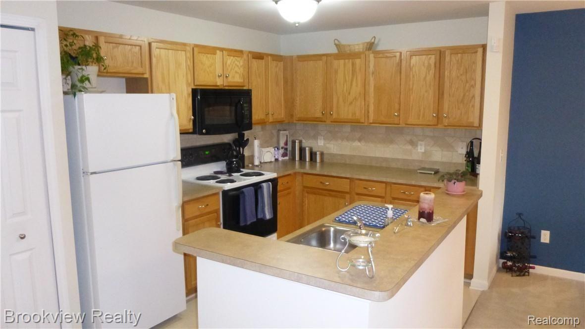 46154 Rhodes Drive Macomb, MI 48044 - Photo 7 of 32 P1020285.JPG