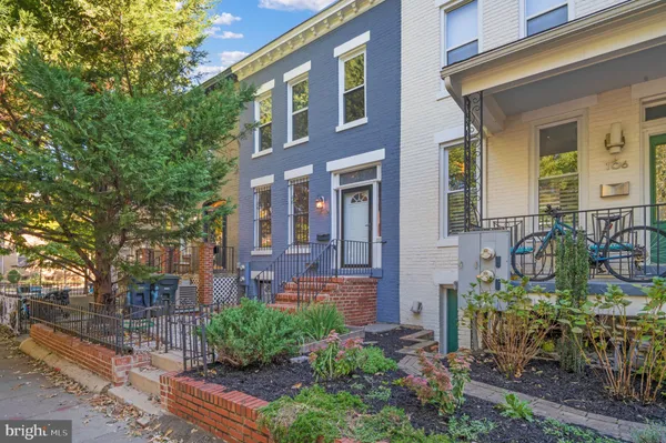 $3,350 | 104 15th Street Southeast, Unit A, Washington, DC 20003