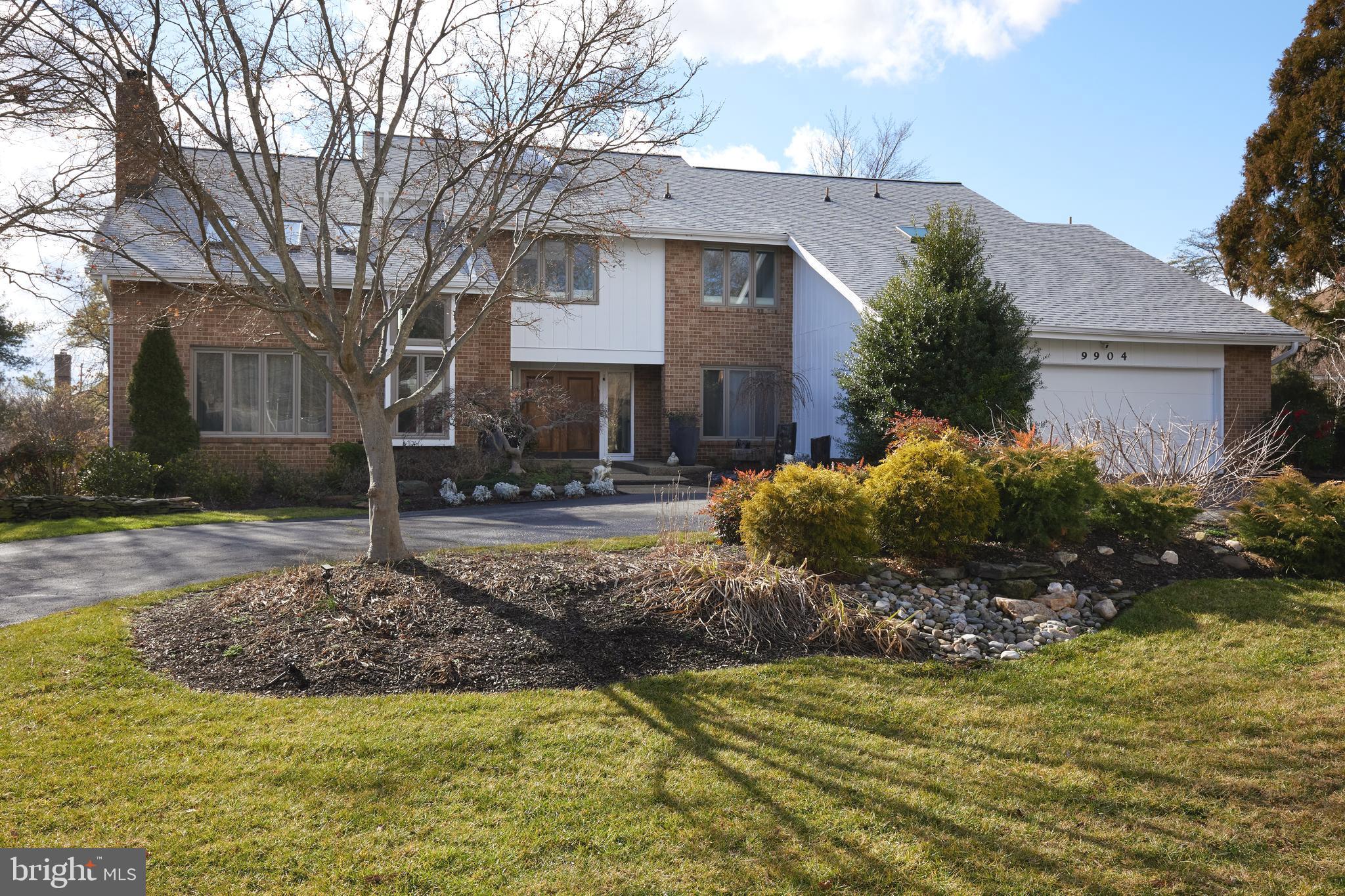 Beautiful 1/2 acre setting. Circul!ar driveway