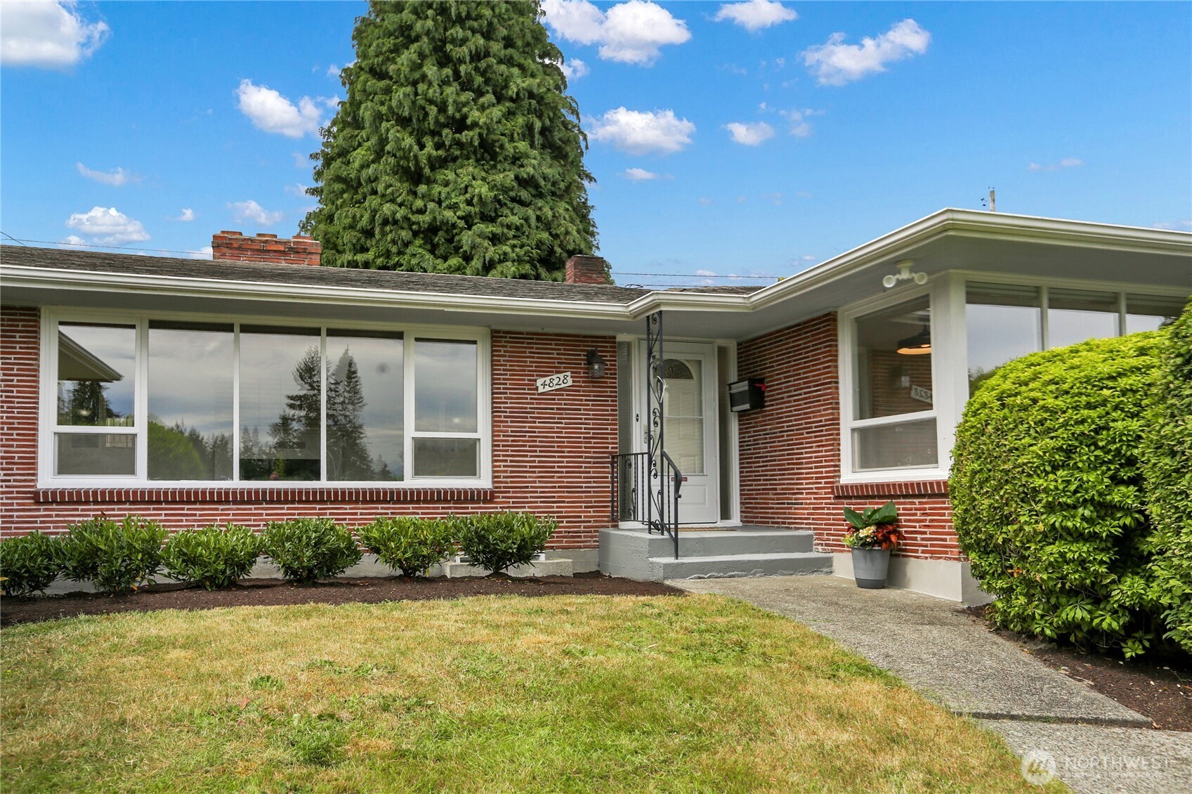 4828 Rucker Avenue Everett, WA 98203 - Photo 3 of 40