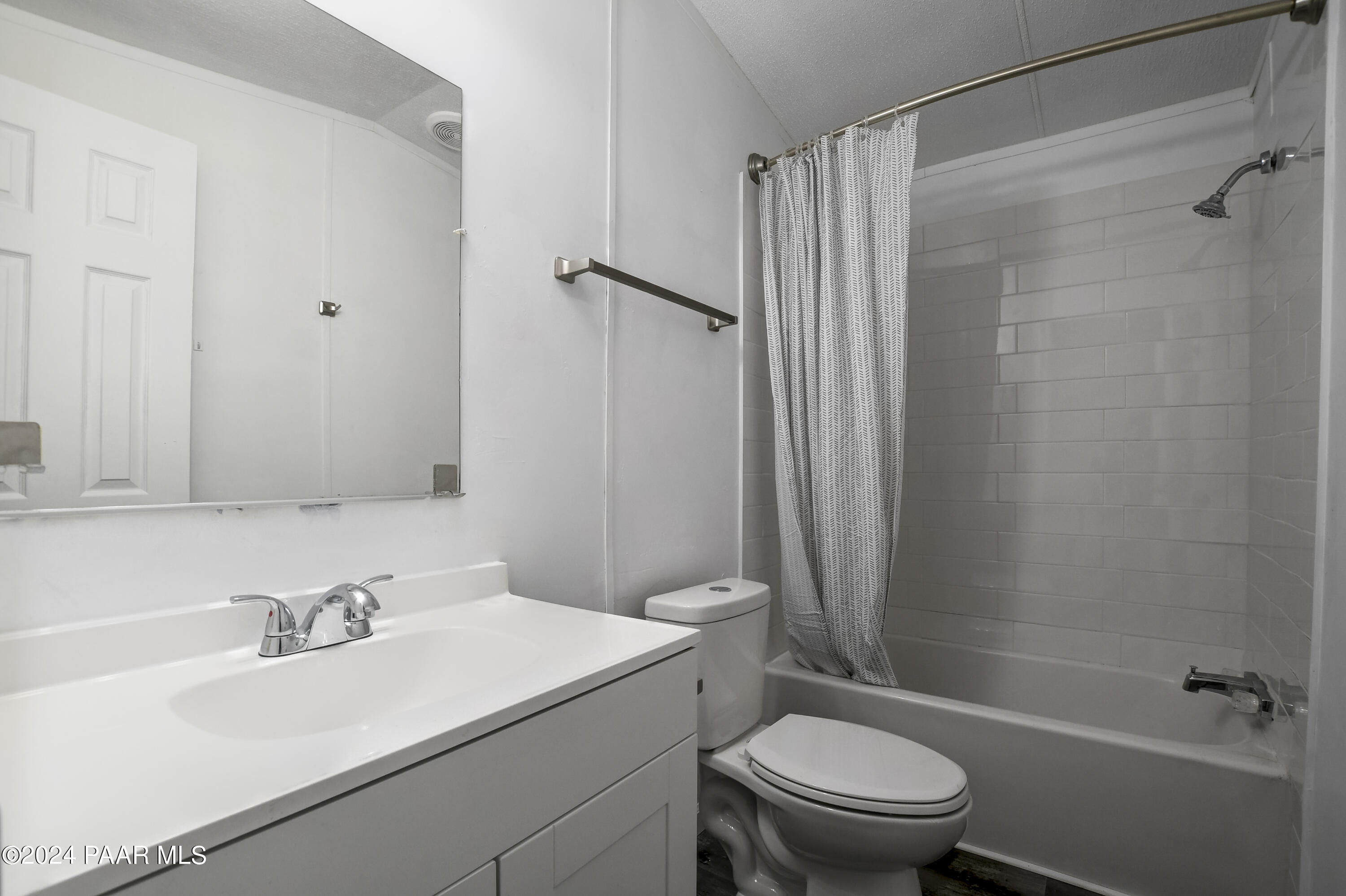 427 Peterson Road Paulden, AZ 86334 - Photo 20 of 37 Guest Bathroom 1