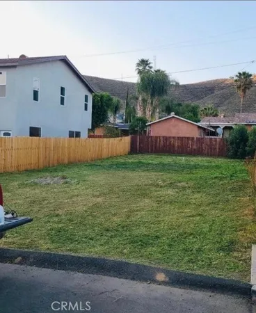 a view of a backyard of the house