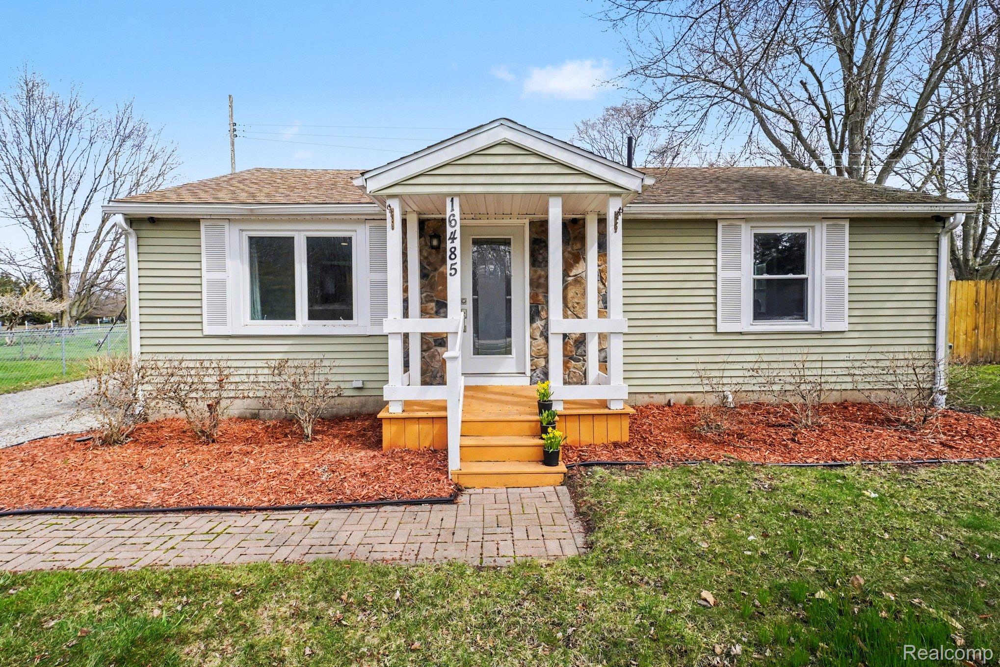 16485 Jennings Road Fenton, MI 48430 - Photo 2 of 27 Bungalow with a porch and a shingled roof