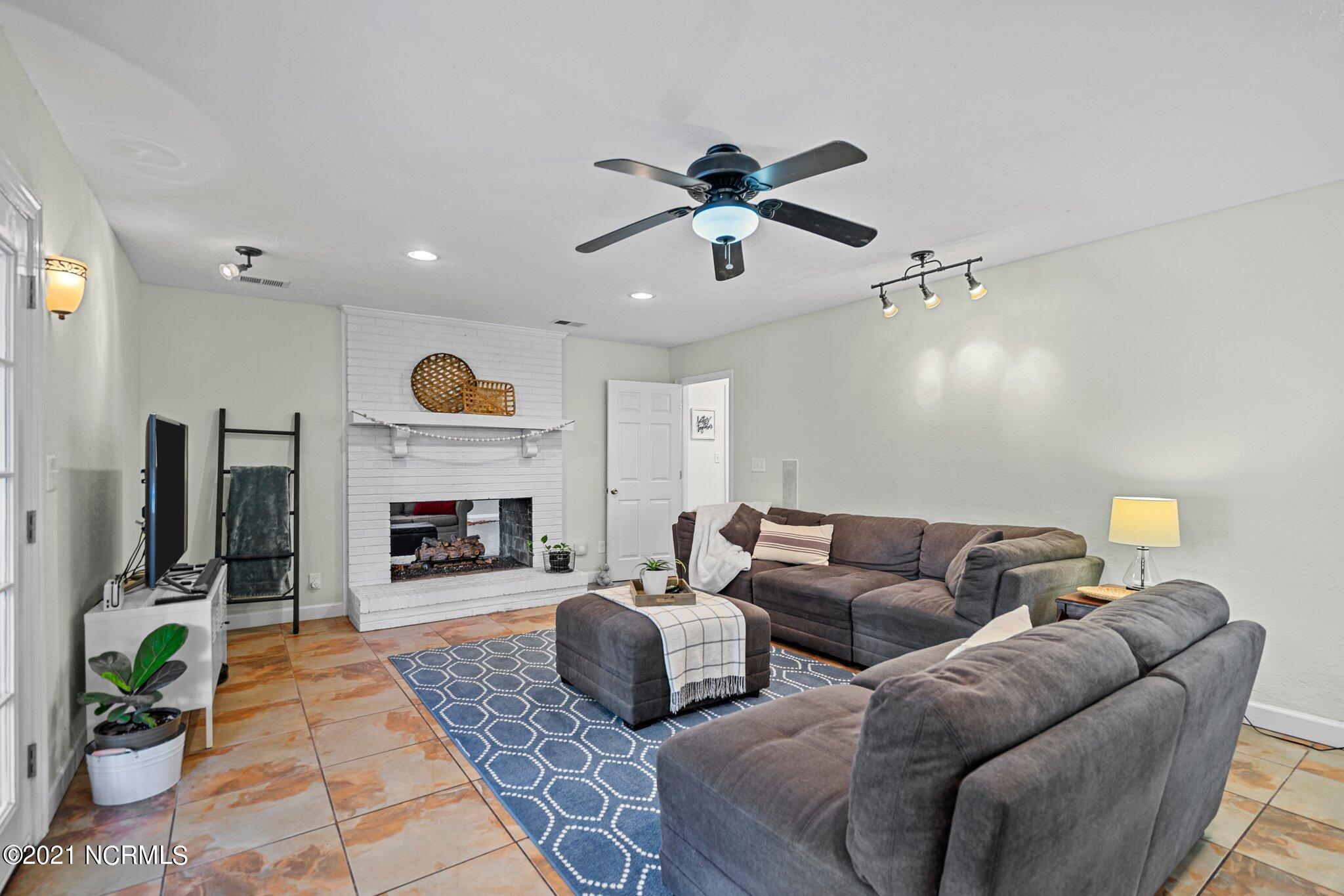306 Lansdowne Road Wilmington, NC 28409 - Photo 13 of 53 33-web-or-mls-DSC00235