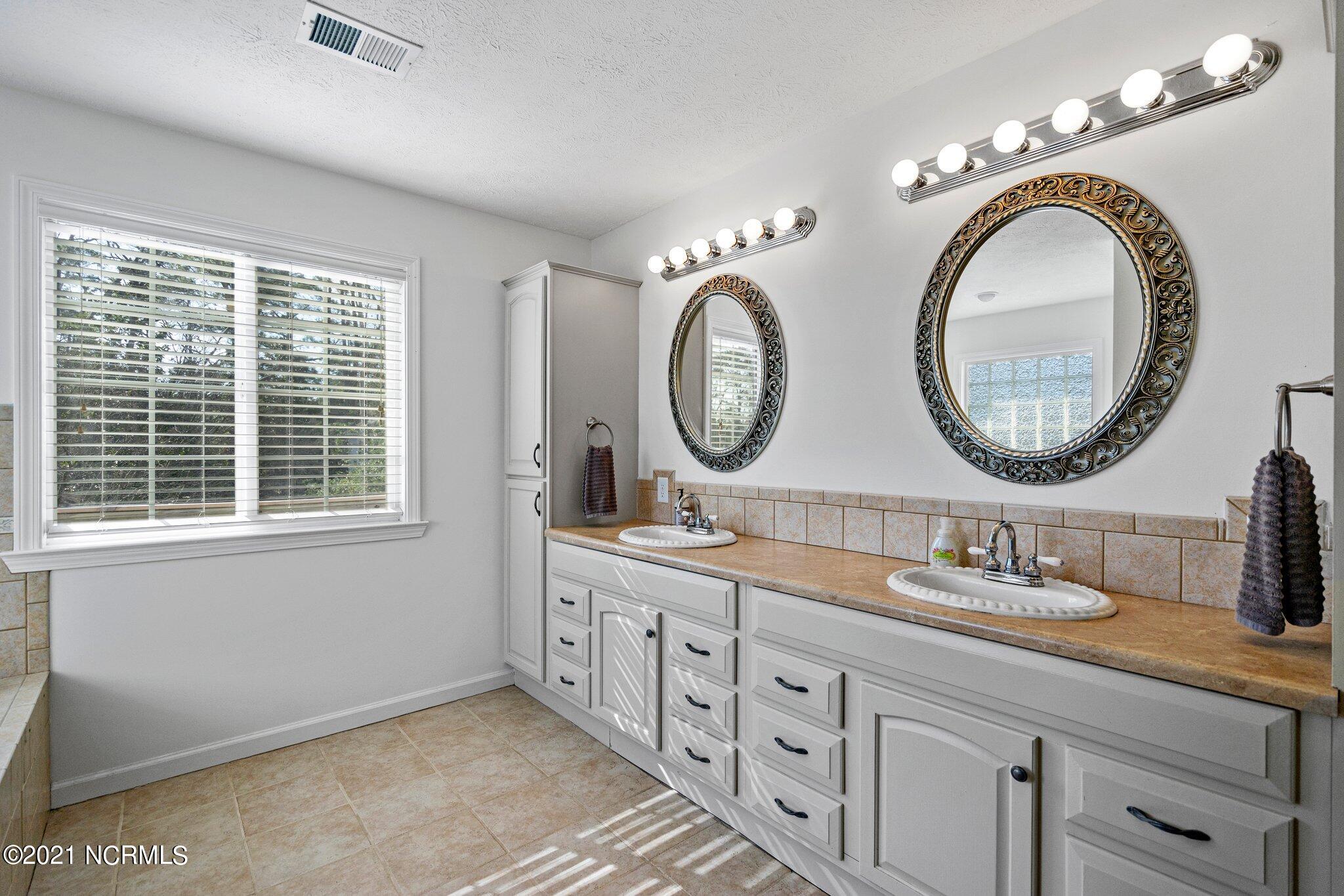 306 Lansdowne Road Wilmington, NC 28409 - Photo 22 of 53 61-web-or-mls-DSC00335