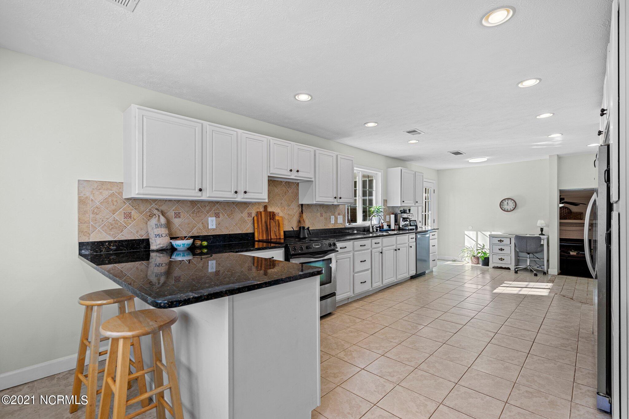 306 Lansdowne Road Wilmington, NC 28409 - Photo 8 of 53 44-web-or-mls-DSC00268