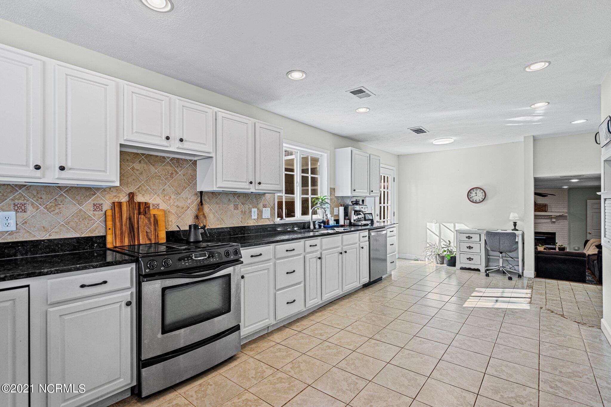 306 Lansdowne Road Wilmington, NC 28409 - Photo 9 of 53 39-web-or-mls-DSC00253