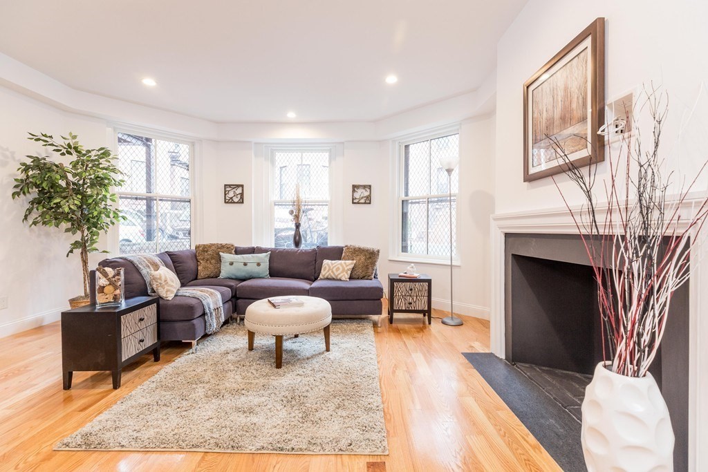 61 Commonwealth Avenue, Unit 2 Boston, MA 02116 - Photo 2 of 11