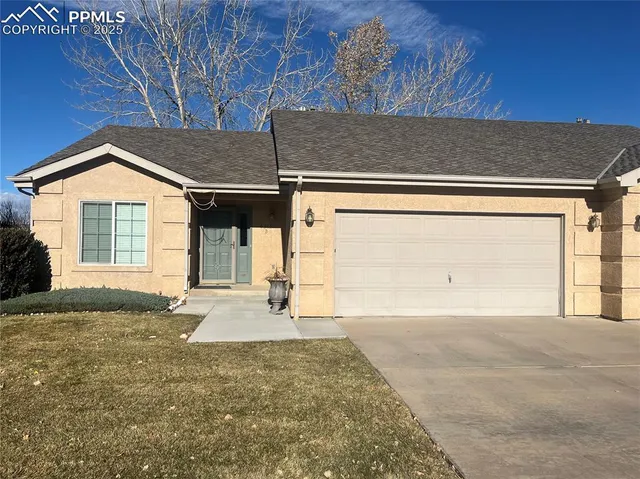 a view of a house with backyard and porch