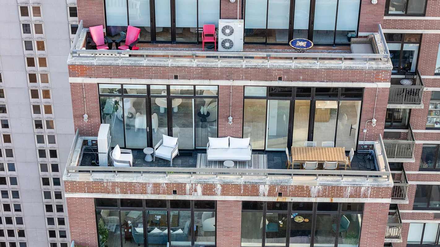 422 East 72nd Street, Unit 37AD Manhattan, NY 10021 - Photo 8 of 58 a view of multi story building