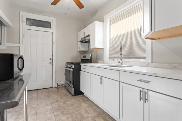 $1,670 | 7819 South Cornell Avenue, Unit 2, Chicago, IL 60649