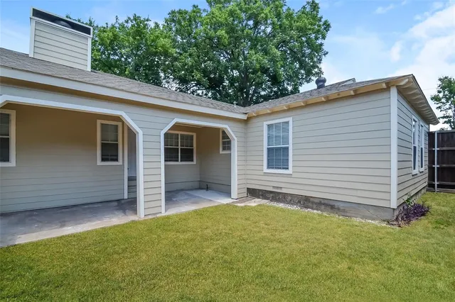 a view of a house with a backyard