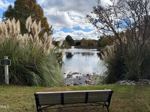 a sign that is sitting on a brick wall