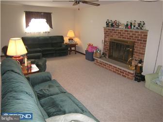 1121 Cherry Tree Road Aston, PA 19014 - Photo 2 of 6 Family Room