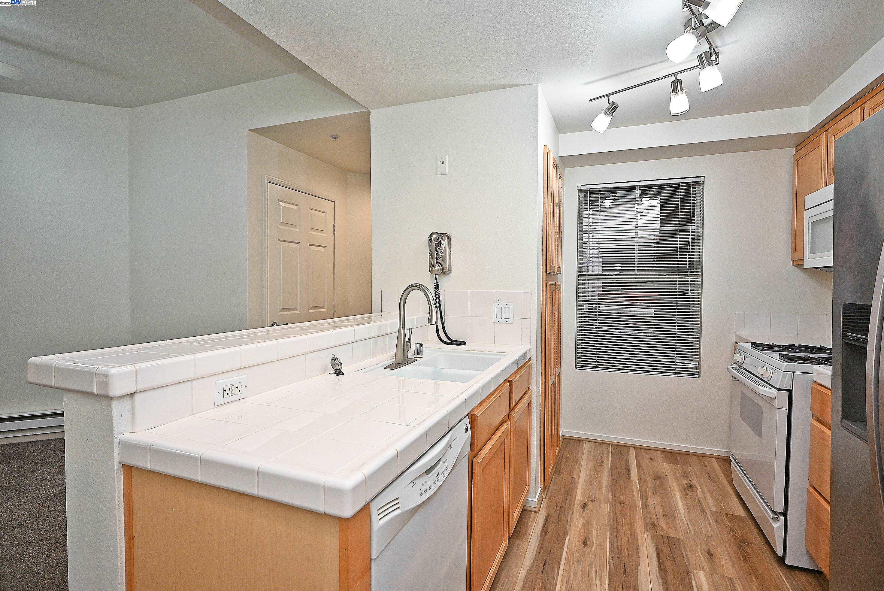 280 Caldecott Lane, Unit 221 Oakland, CA 94618 - Photo 8 of 31 a kitchen that has a sink and a stove