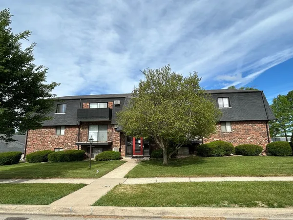 $1,600 | 428 Cavalier Court, Unit 4, West Dundee, IL 60118