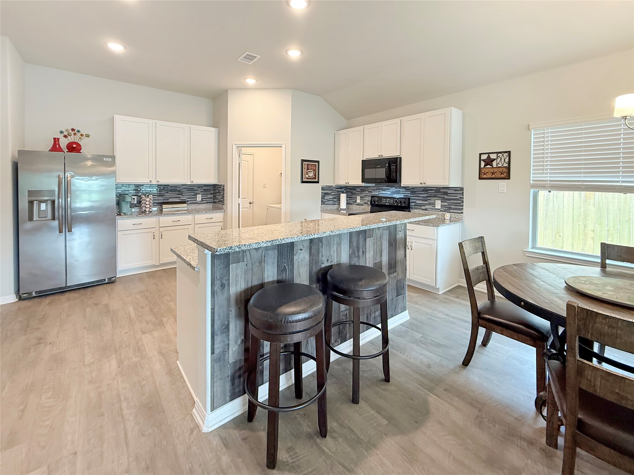209 Bryan Way Angleton, TX 77515 - Photo 4 of 25
