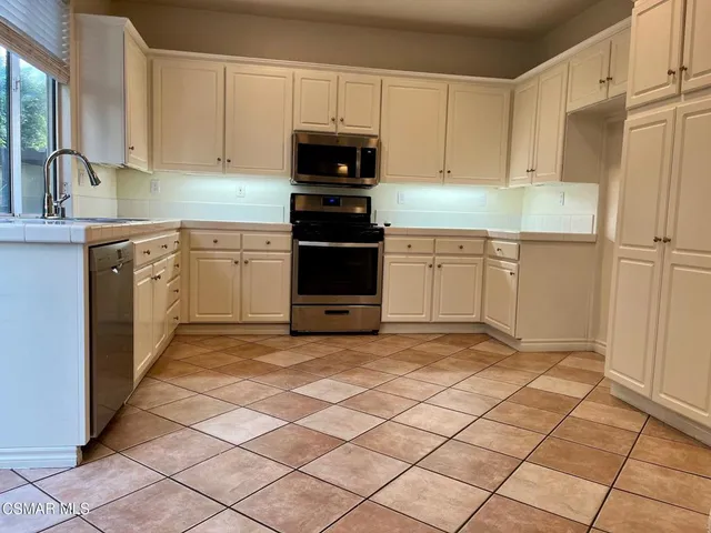 $4,000 | 658 Avenida Magdalena, Camarillo, CA 93010