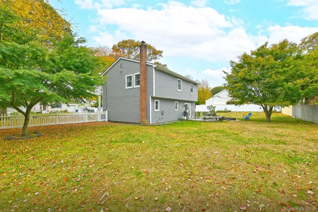 a view of a house with a yard and garage