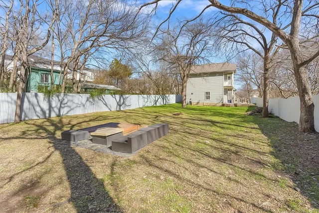 a view of a yard with a house