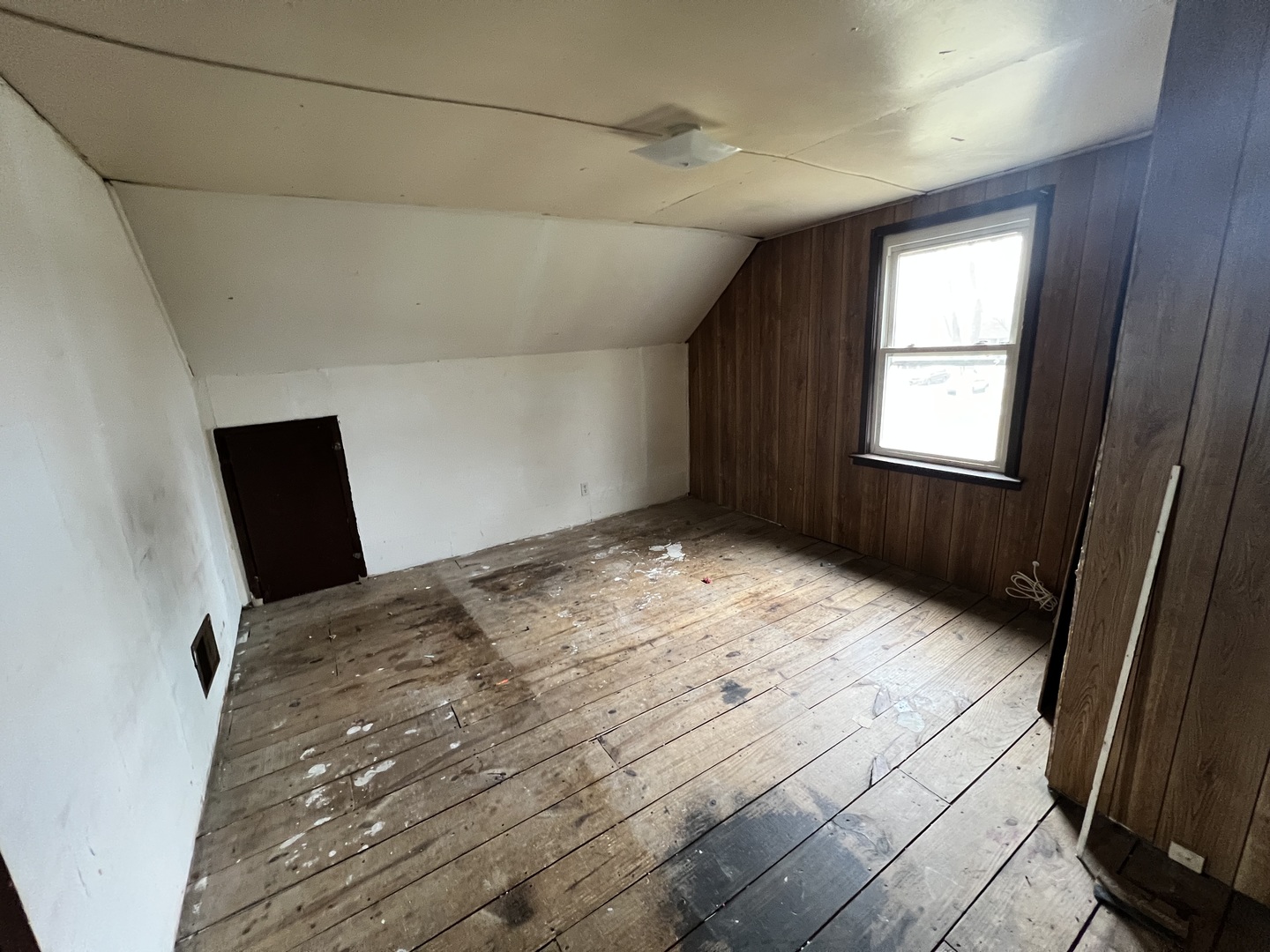 370 Albert Boulevard Kankakee, IL 60901 - Photo 16 of 20 a view of empty room with window