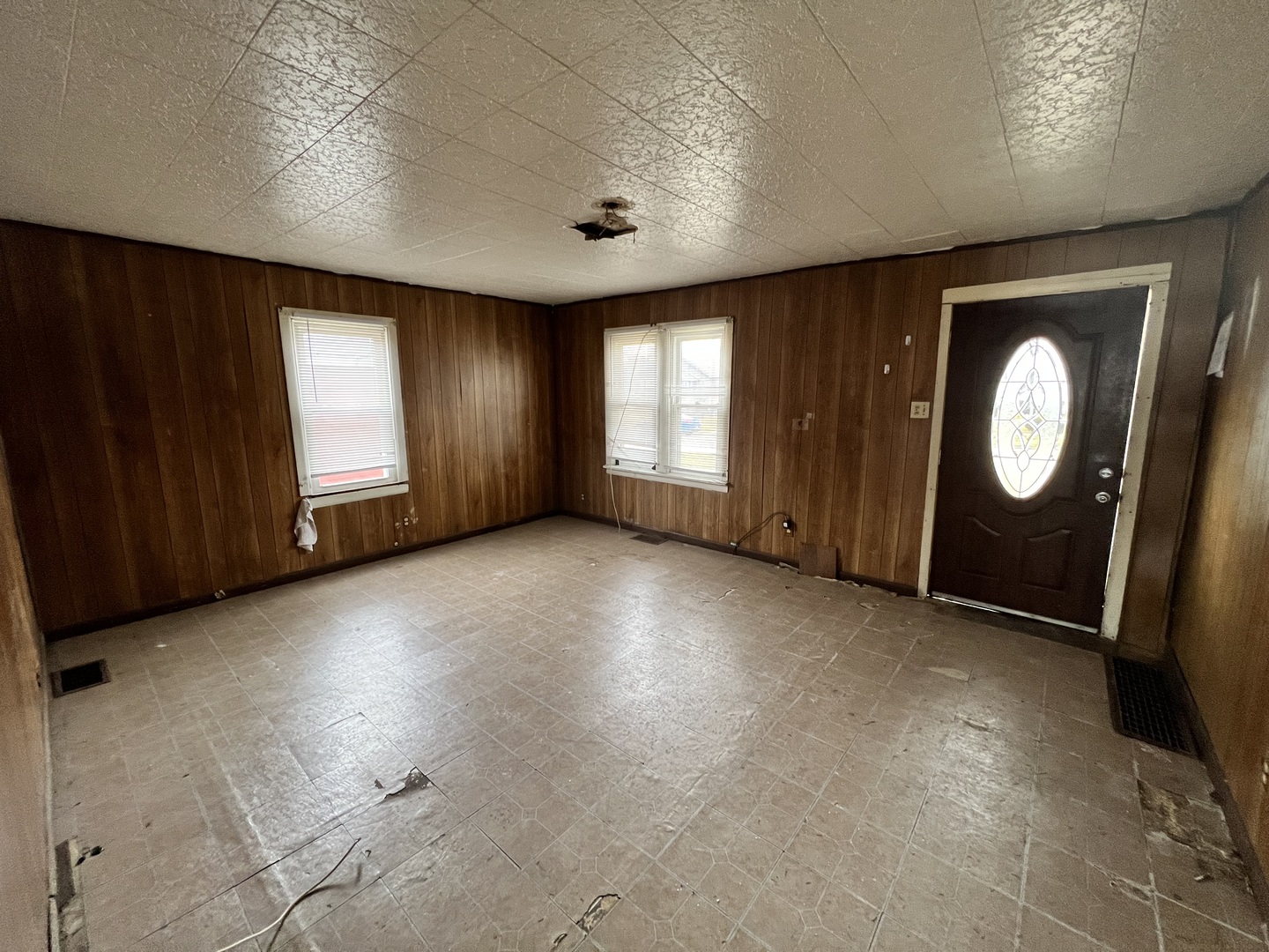 370 Albert Boulevard Kankakee, IL 60901 - Photo 3 of 20 an empty room with windows and mountain view