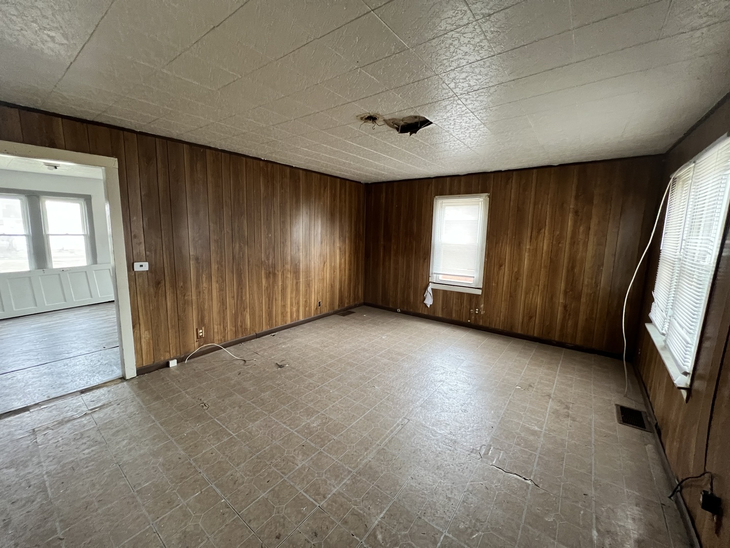 370 Albert Boulevard Kankakee, IL 60901 - Photo 4 of 20 an empty room with windows