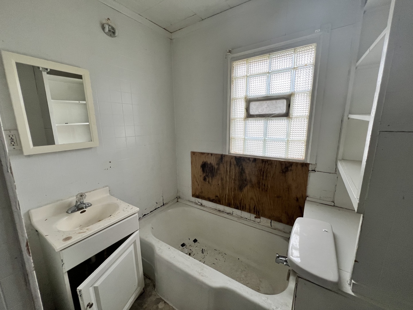 370 Albert Boulevard Kankakee, IL 60901 - Photo 8 of 20 a bathroom with a tub sink and toilet