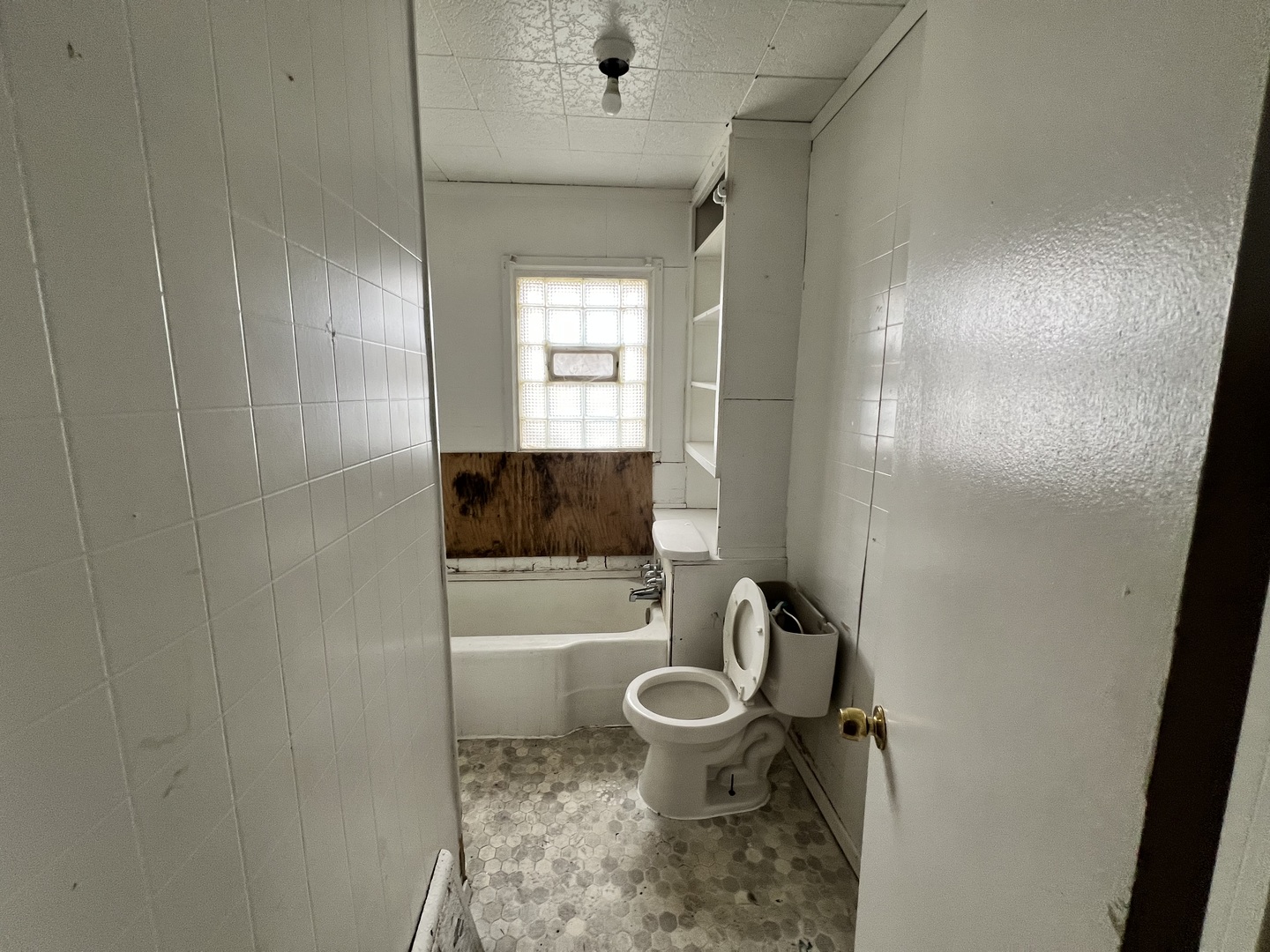 370 Albert Boulevard Kankakee, IL 60901 - Photo 9 of 20 a bathroom with a toilet and a shower