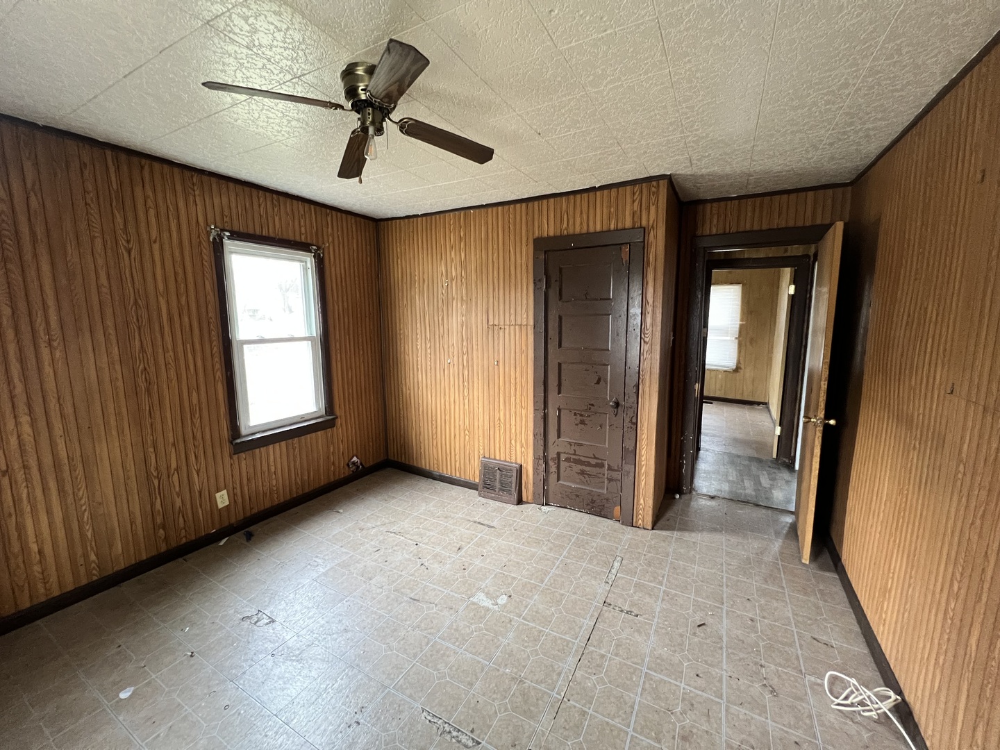 370 Albert Boulevard Kankakee, IL 60901 - Photo 10 of 20 a view of empty room with ceiling fan