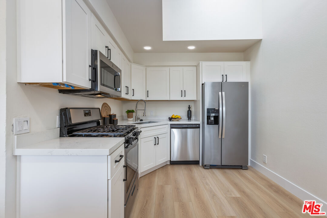 164 West 220th Street, Unit 10 Carson, CA 90745 - Photo 14 of 38