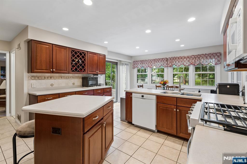 39 Robin Hood Way Wayne, NJ 07470 - Photo 12 of 36