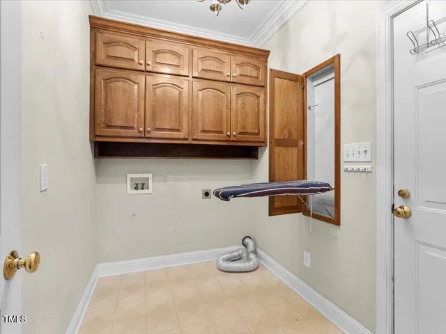 a view of entryway with a building