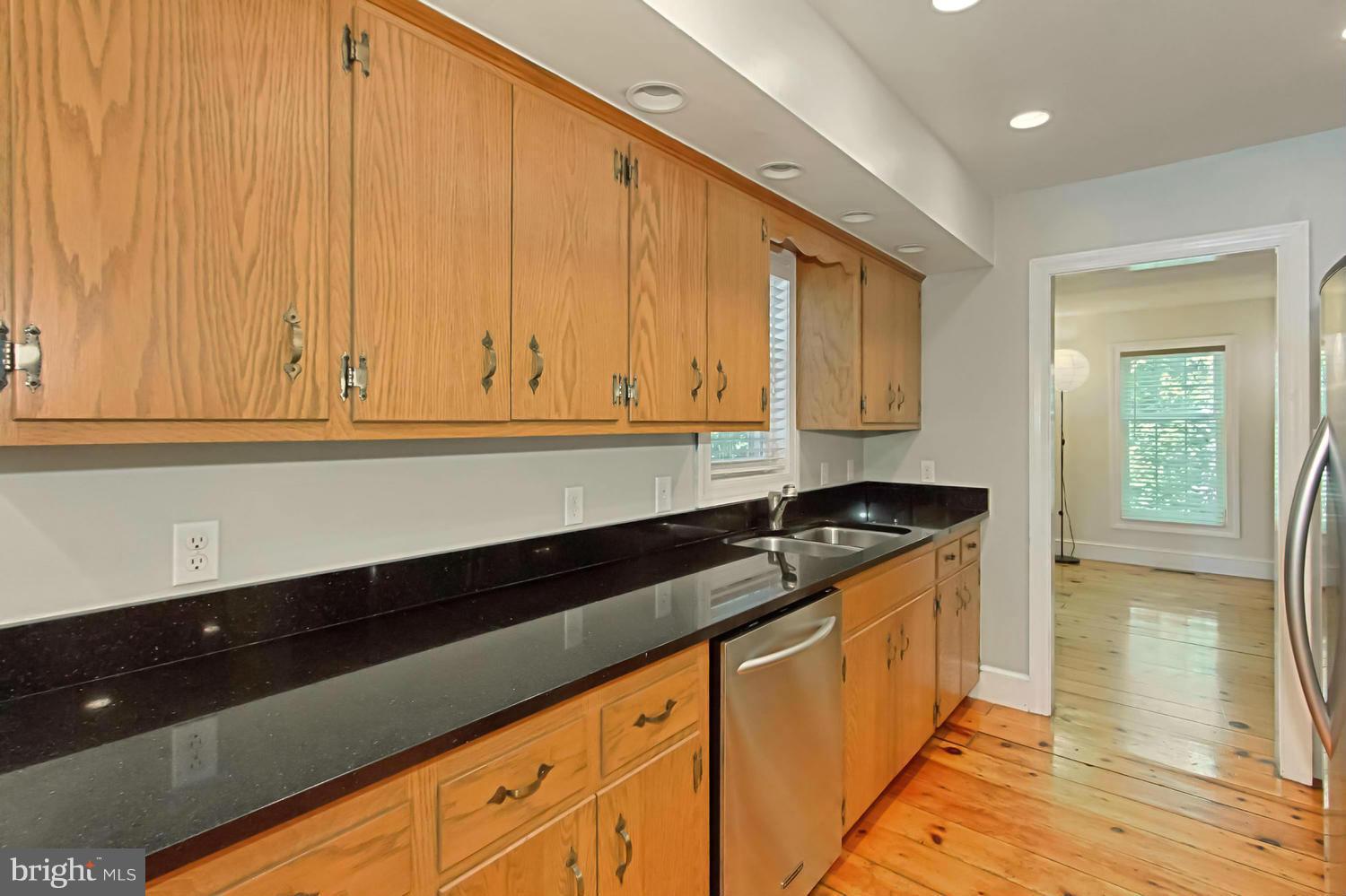 12467 Henderson Road Clifton, VA 20124 - Photo 11 of 30 Kitchen