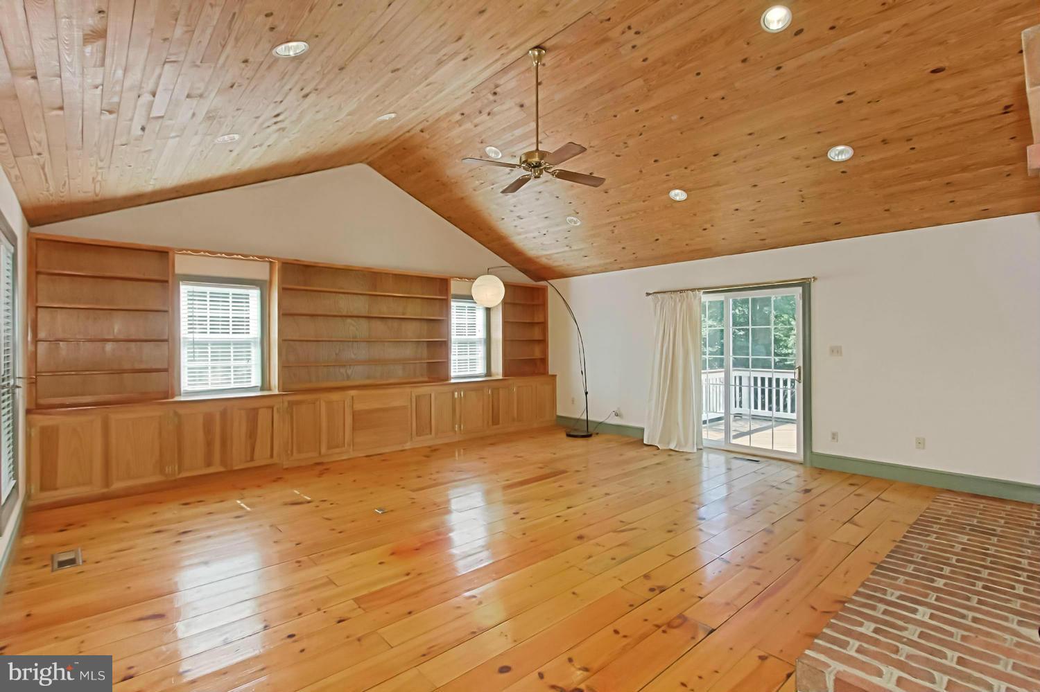 12467 Henderson Road Clifton, VA 20124 - Photo 13 of 30 Family Room