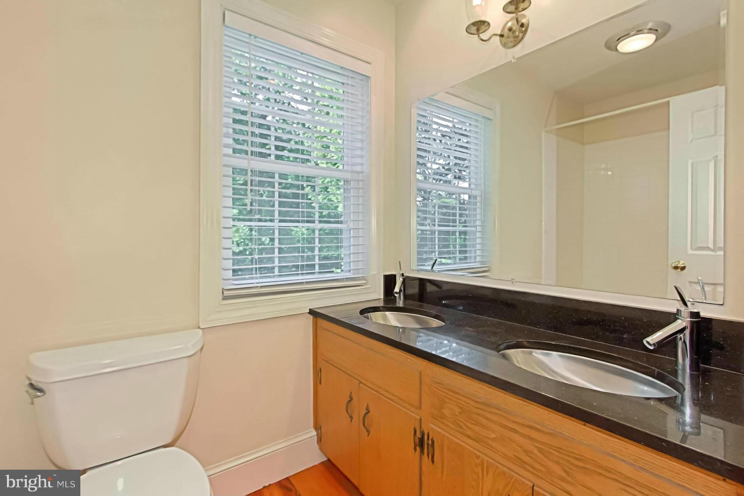 12467 Henderson Road Clifton, VA 20124 - Photo 21 of 30 Bath