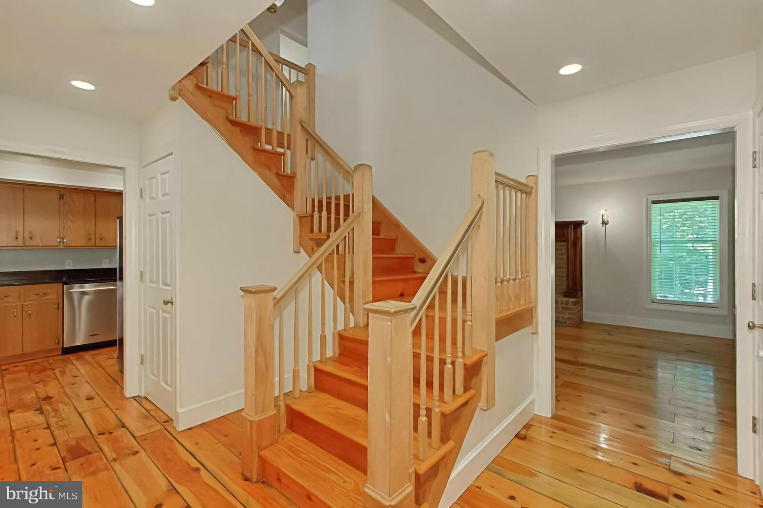 12467 Henderson Road Clifton, VA 20124 - Photo 4 of 30 Foyer