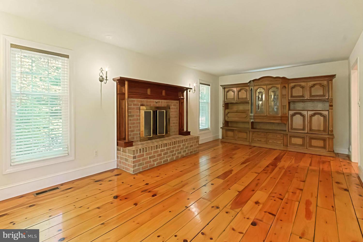 12467 Henderson Road Clifton, VA 20124 - Photo 7 of 30 Living Room