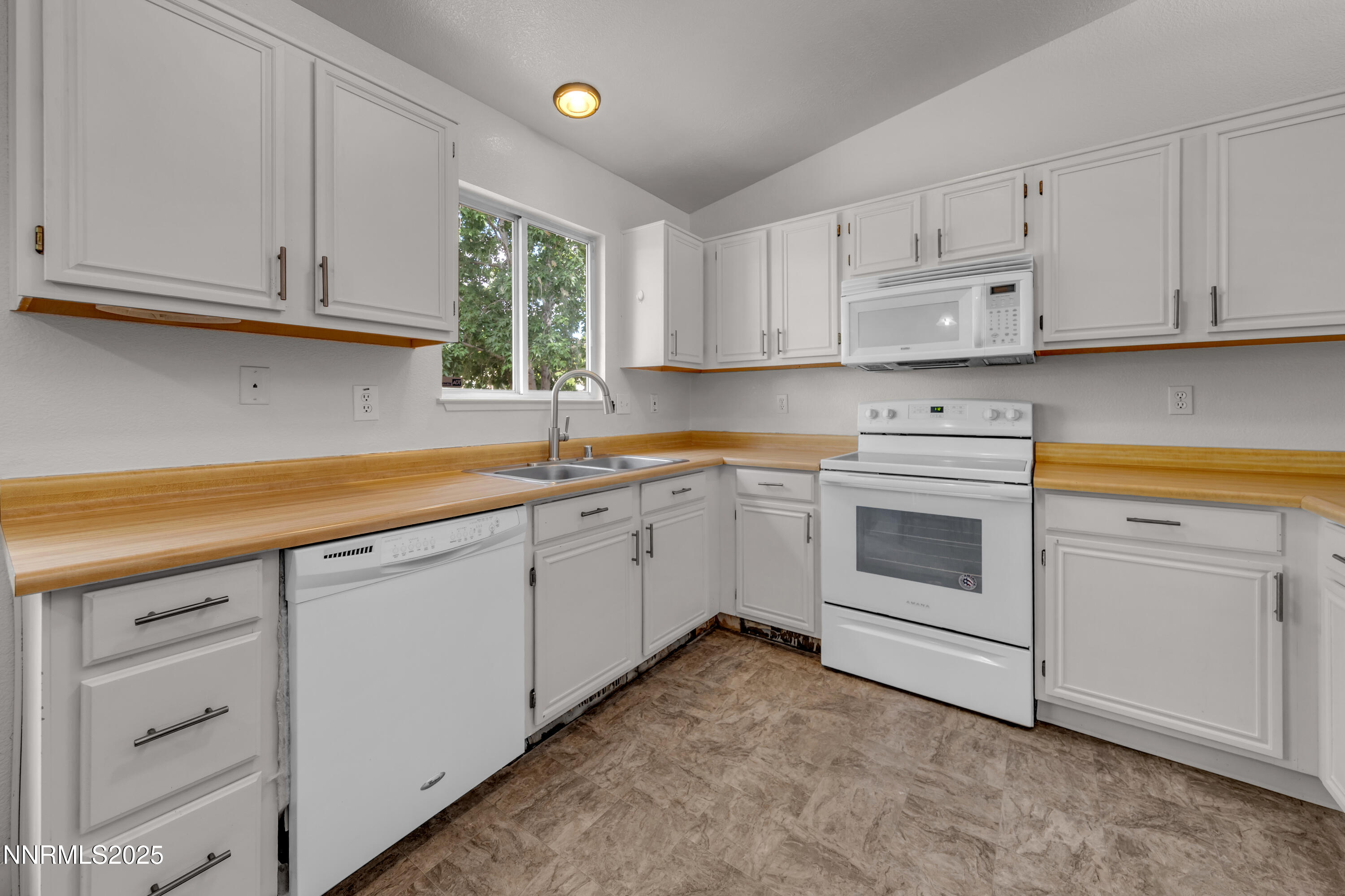 8664 Piper Place Reno, NV 89506 - Photo 6 of 36 Piper8664-007