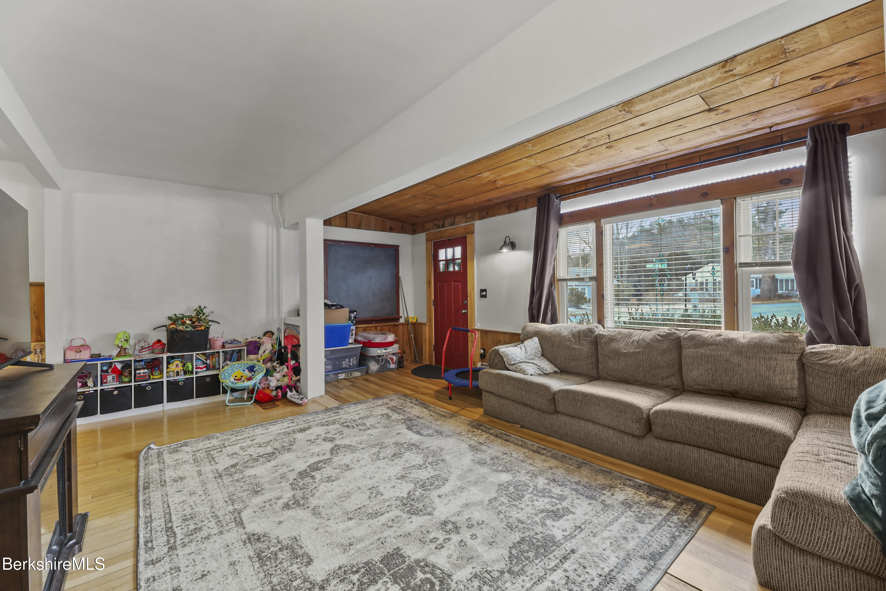 1127 North Hoosac Road Williamstown, MA 01267 - Photo 38 of 54 25 Living Room