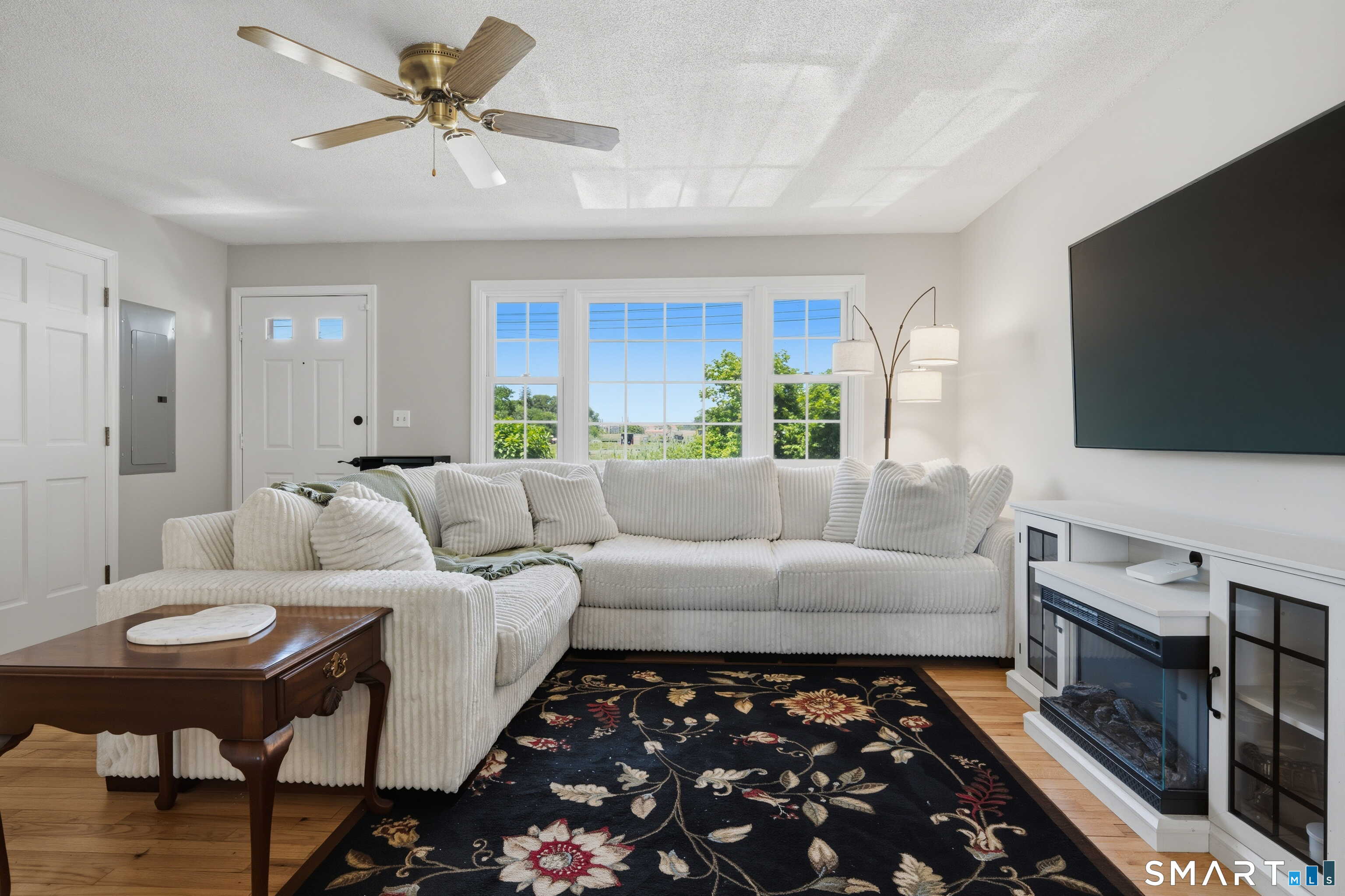 699 Selbys Pond Road Stratford, CT 06615 - Photo 4 of 31